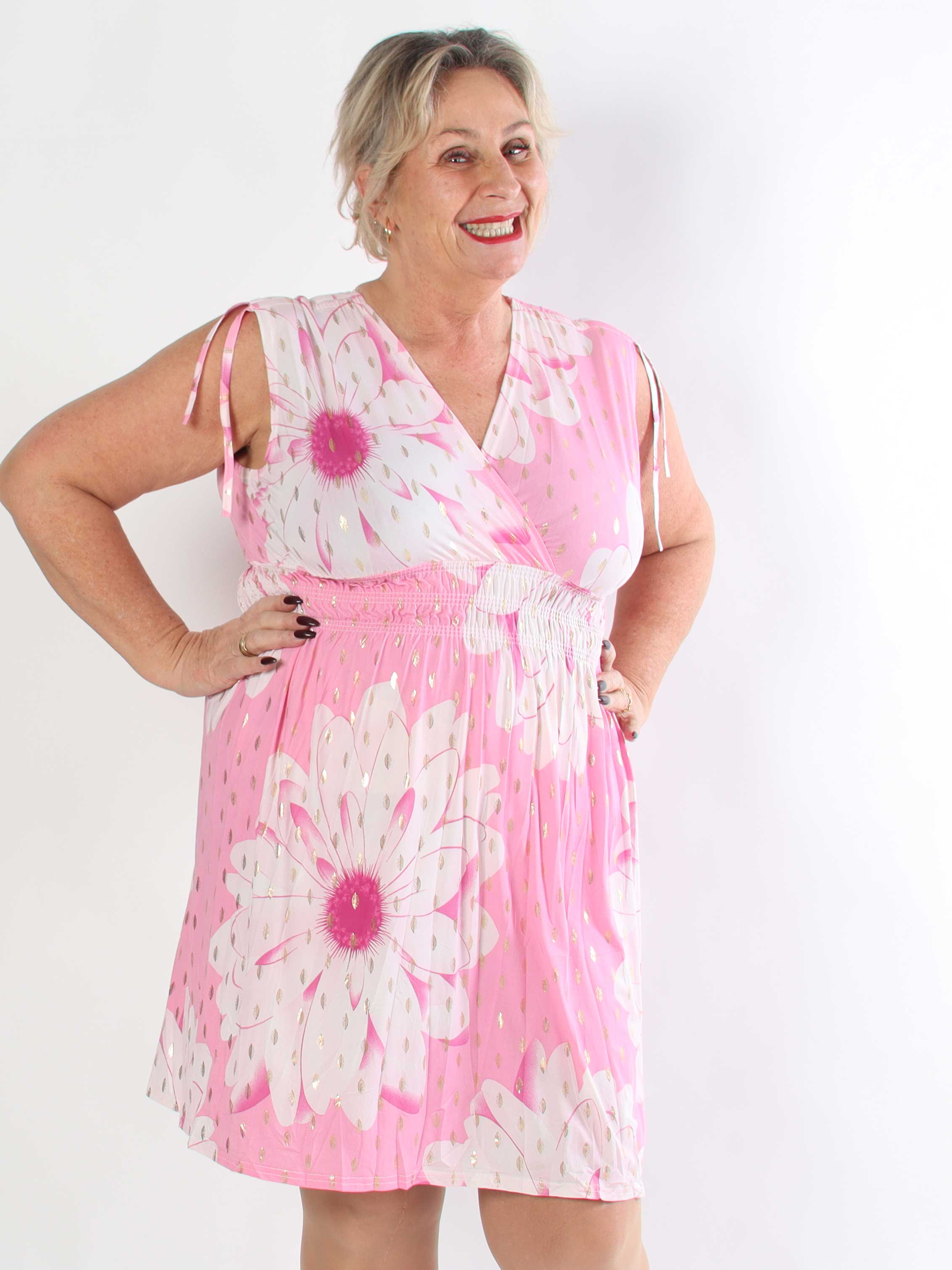 Pams Eden Short - Kort plus size kjole med blomster og guld detaljer